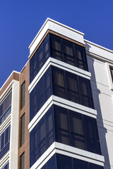 Obraz premium Corner shot of closed balcony from modern facade building 