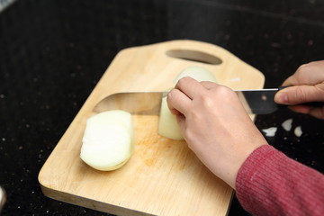 料理をする若い女性