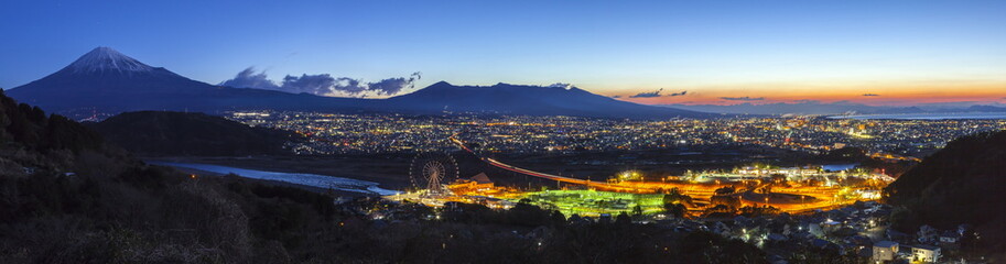 夜明けの富士山と富士市街地、静岡県富士市にて