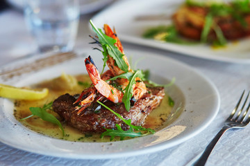 Grilled meat with shrimps and lemon sauce
