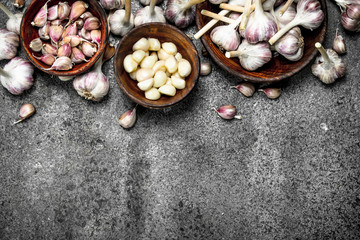 Fototapeta na wymiar Peeled slices of fresh garlic in bowls.
