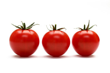 3 tomates sur fond blanc