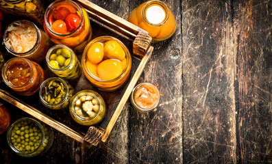 Preserves mushrooms and vegetables in a box.