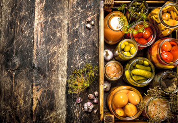 Preserves mushrooms and vegetables in a box.