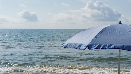 blauer Sonnenschirm am Strand