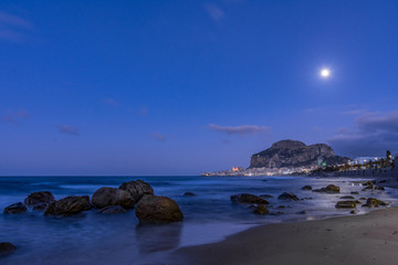 Vista notturna della spiaggia di Cefalù con la cittadina sullo sfondo, Sicilia