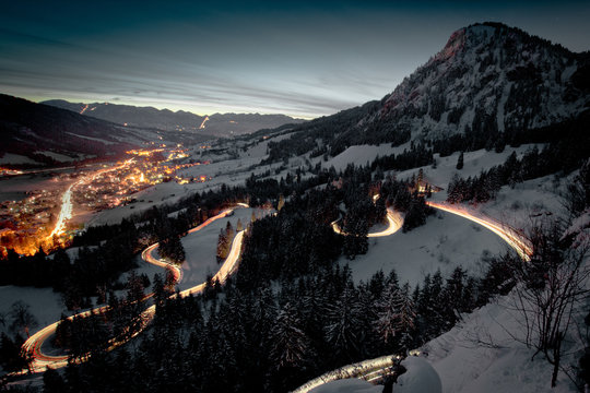 Jochpass-Straße von Bad Hindelang nach Oberjoch im Winter