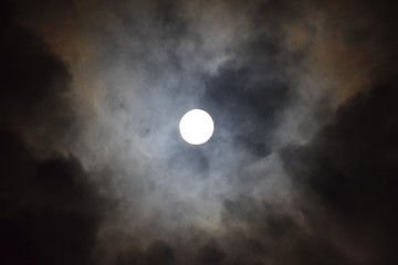 Naklejka na ściany i meble Heller Mond in der Nacht mit Wolken umrundet 