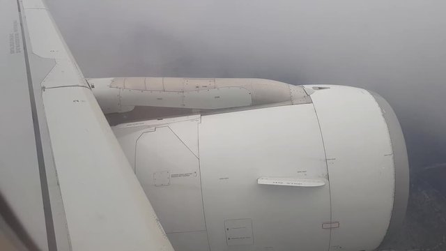 avi&oacute;n volando entre nubes