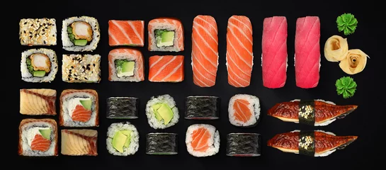 Keuken spatwand met foto Japanse keuken. Sushi en broodjes over donkere achtergrond. © z10e