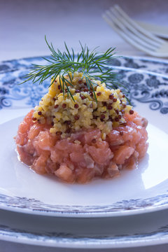 Lachstartar mit Quinoa