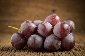red grapes on wooden table