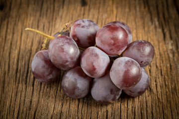 red grapes on wooden table