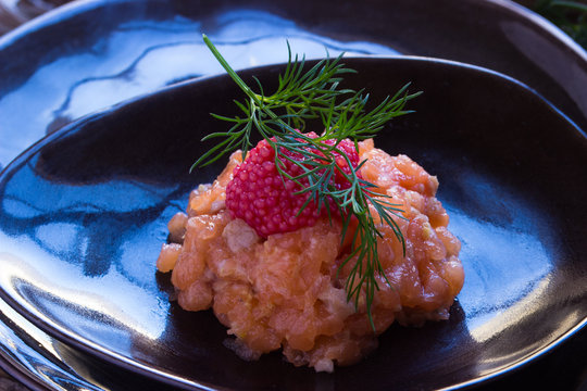 Lachstartar mit Kaviar und Dill