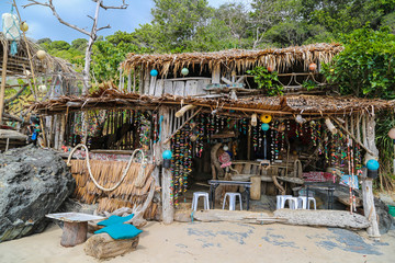 Hütte aus Treibgut am Strand