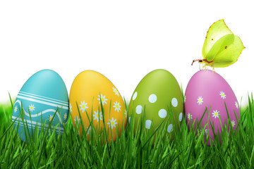 Bunt bemalte Ostereier im Gras mit Schmetterling isoliert weißer Hintergrund