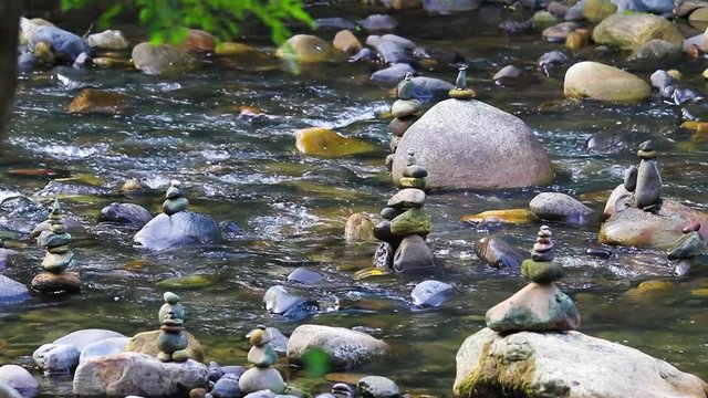 Rio com totens de pedra.
