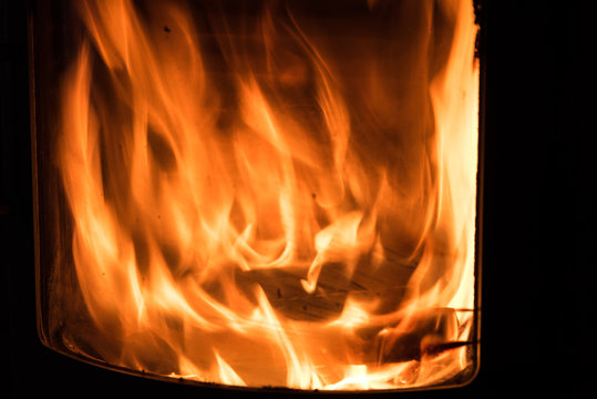 brennendes Ofenfeuer - Nahaufnahme Flamme