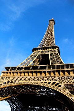 a picture of the Eiffel Tower of Paris France