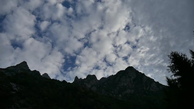 Time lapse cielo nuvoloso in val di Mello