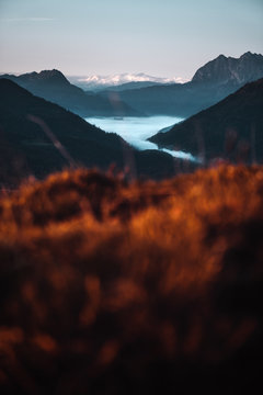 Sonnenaufgang in den Bergen der deutschen Alpen &uuml;ber nebligem Tal