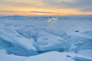 Восход солнца над зимним Байкалом