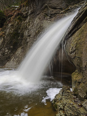 Fototapeta na wymiar Falling water, Wasserfall