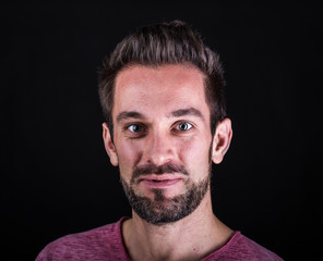 Obraz premium Freudig gestimmter Mann vor schwarzem Hintergrund