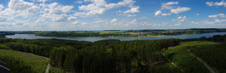 Fototapeta na wymiar Panorama der Landschaft vom Möhnesee im Sauerland
