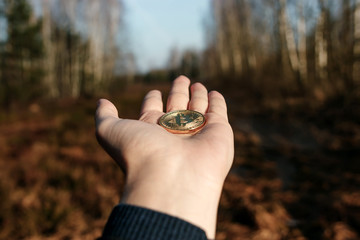 Coin bitcoin on hand. The concept of risk management in money trading in the foreign exchange market