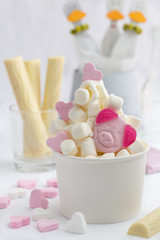 Frozen Yoghurt mit rosa Herzen