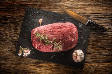 Papier Peint photo Lavable Steakhouse Beef steak. Raw Flank steak with rosemary garlic salt and pepper.
