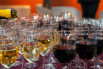 White and red wine glasses