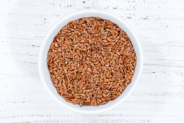 Leinsamen Leinsaat von oben Holzbrett