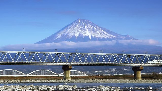 富士川鉄橋を渡る新幹線と富士山