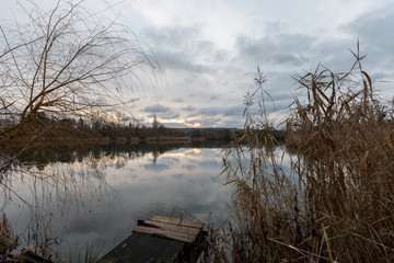 Holzsteg an einem Wintermorgen am Ikasee in Ingelheim
