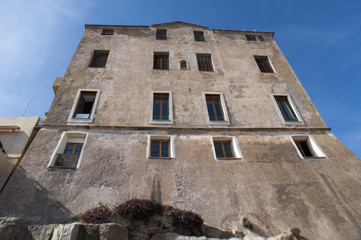 Corsica, 03/09/2017: lo skyline con vista dei palazzi e dei vicoli del centro dell'arroccata...