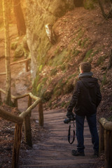 Fototapeta premium Ein Fotograf im Wald