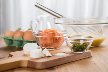 Zutaten für Räucherlachs Rührei mit Ziegenkäse und Dill