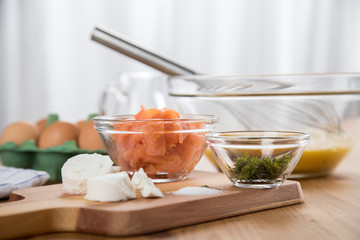 Zutaten für Räucherlachs Rührei mit Ziegenkäse und Dill