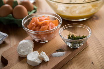 Zutaten für Räucherlachs Rührei mit Ziegenkäse und Dill