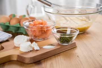 Zubereitung von Omelette mit geräucherten Lachs, Ziegenkäse und Dill