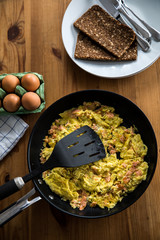 Bratpfanne mit geräucherten Lachs Omelette und Vollkorn Brot
