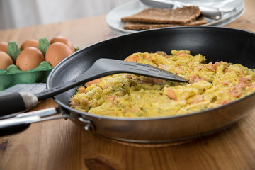 Pfanne mit Räucherlachs Rührei, Ziegenkäse und Dill 