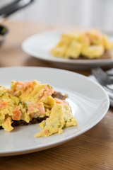 Zwei Räucherlachs Rührei Vollkornbrote