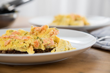 Zwei Rührei Brote mit Lachs, Ziegenkäse und Dill