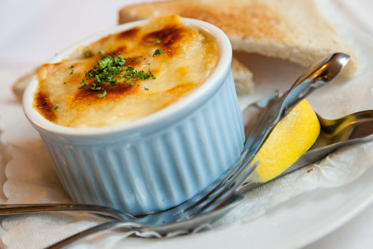 Ragout Fin mit Käse überbacken, Zitrone und Toast