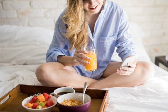 Breakfast in bed with social media