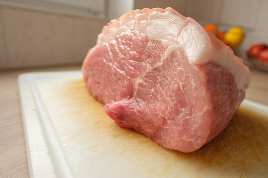 Schweinebraten roh aus der Schulter mit Schwarte