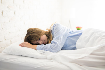 Obraz na płótnie Canvas Woman sleeping on her bed